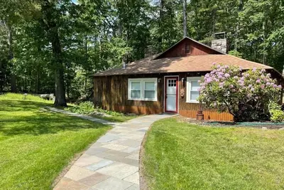 Image de Peaceful Getaway Cottage on grounds of historic mid-century gem