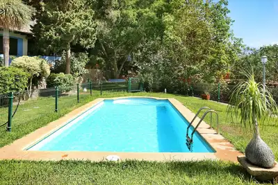 Cabane de campagne \"Finca Nim 1\" dans une ferme, avec vue sur les montagnes, piscine et Wifi