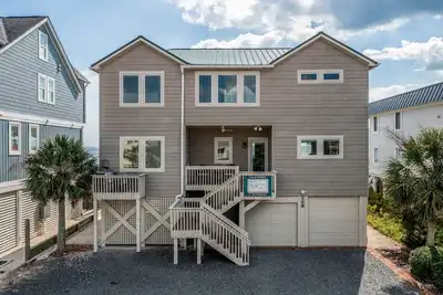 Image de \"Sandpiper Crossing\" - Luxury Oceanfront Home, 4 Bedrooms / 3. 5 Bathrooms