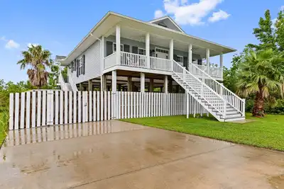 Image de Beach House, 0. 1 miles to the beach, clean and well stocked.