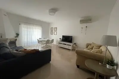 Lindo T2 - Wifi e com Terraço e Estacionamento Privativo a 200m da Praia