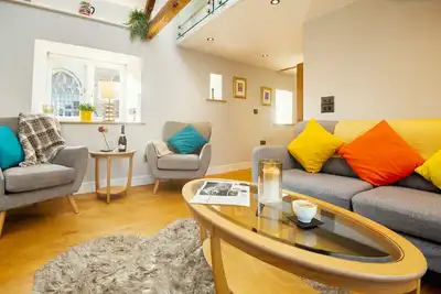 Image de 1, Castle Mews-Moderne-Appartement-Salle de bain-Vue sur Rue