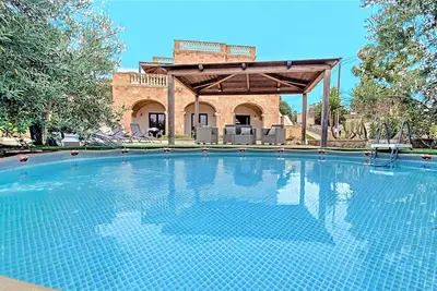 Maison avec 3 apt. & piscine à 250m de la mer