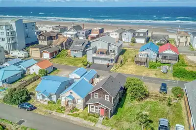 Image de Updated vintage charmer in downtown Rockaway is one block to Sandy Beach!