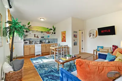 Image de Downtown Lake Geneva - La Suite |Fun Cali Vibe on Main St |Onsite Parking |Easy Access to the Beach