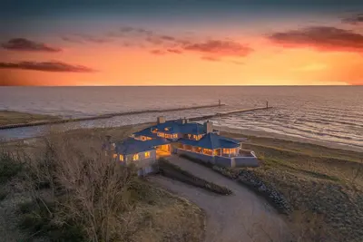 Image de Lake Michigan & channel, Saugatuck. 8 bedrooms, heated pool in season, hot tub.