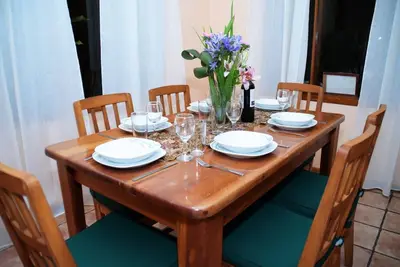 Image de #2: Spacious, safe condo in downtown Jaco short walk to beach w/ kitchen & pool.