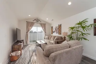 Image de Modern Family Home Decor & Style, King bed, Wifi, with Garage!