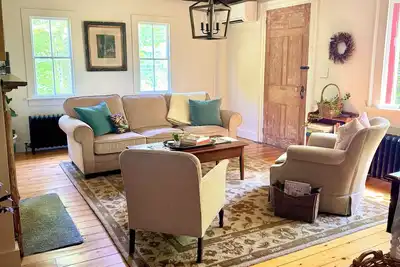 Image de Back on Vrbo! The oldest house in Litchfield Ct