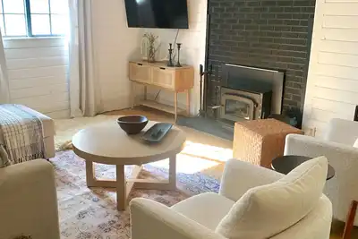Image de Cozy Cottage Cabin with Wood Burning Fireplace - Pet Friendly! Charming Updates!