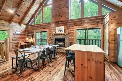 Image de Peaceful&Private withEZ Access Everywhere, FirePit, HotTub, AirHockey, Arcade🌟