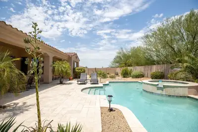 Image de Fabulous custom home with a pool on a Jack Nicholas golf course