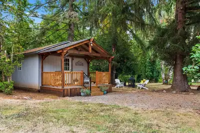 Image de Glamping Adventure on the Banks of the Thomas River, Fire-Pit, Bbq & Renovated Barn, 2 Miles to Scio