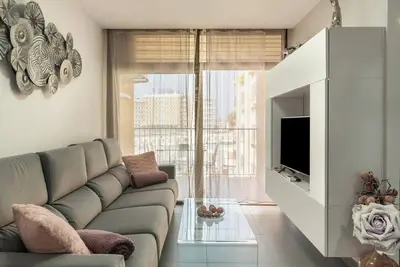 Image de Fantastique appartement avec vue sur la mer, balcon et piscine partagée.