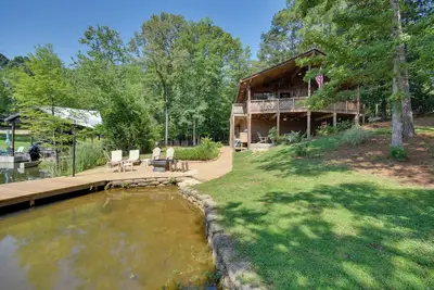 Image de Pet-Friendly Cabin w\/ Dock on Lake Martin!