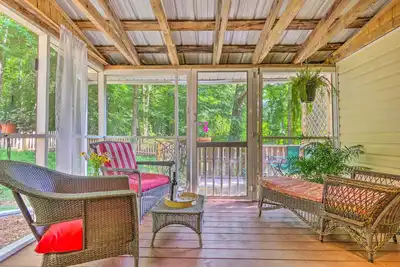 Image de 'The Country Cottage’ in Union Mills w/ Porch!
