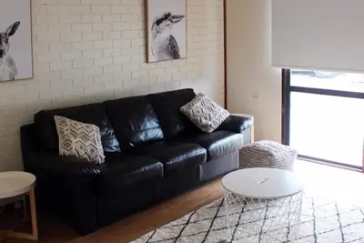 Image de Fresh, relaxed 2 bedroom apartment, only 1. 9kms from the beach, close to shops