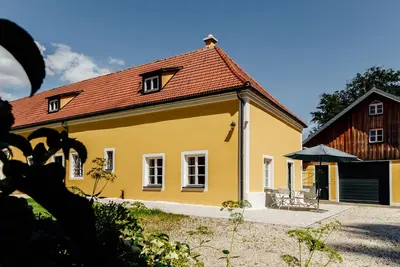 Image de Extravagante Wohnung mit GroĂźer Schlafgalerie im Schlosshof
