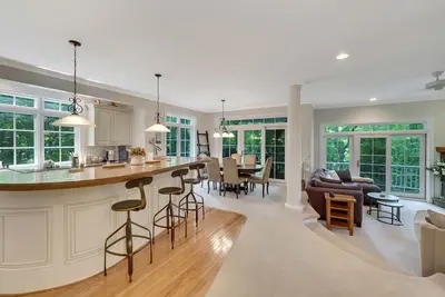 Image de A Hidden Sanctuary in Charlevoix, Mi | 1 mile to Downtown | Sleeps 6