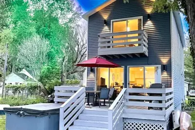 Image de Pontoon Boat Now Included! Kayaks! Waterfront Cottage on Mona Lake with Hot Tub!