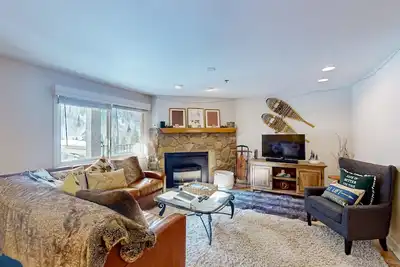 Image de Top-floor mountain-view condo with balcony - steps to shuttle, minutes to slopes