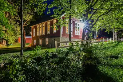 Image de Devils Lake School House, Walk to the Park and Tumbled Rock Micro Brewery