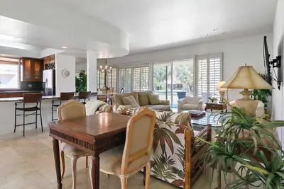 Image de Relax in this centrally located Indian Wells condo with stunning Mountain Views