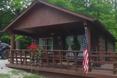 Image de Log Cabin 5 at Osborn Boat Ramp on Patoka Lake