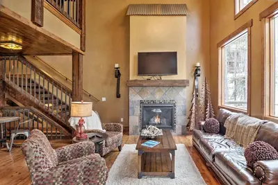 Image de Gray Goose Lodge - Private back deck, hot tub and Wifi!