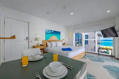 Image de Ocean and City View Downtown Upscale Studio.