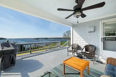 Image de Waterfront Home with Stunning Water Views on Harbor Island, Central A/C, Kayaks & More!