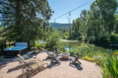 Image de Icicle River Cabin with Hot Tub, Sauna & Mountain Views: 8 Steps to the river!