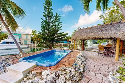 Image de Summerland Canal-Front Escape w\/ Plunge Pool, Dock, Tiki Bar, WiFi & Laundry