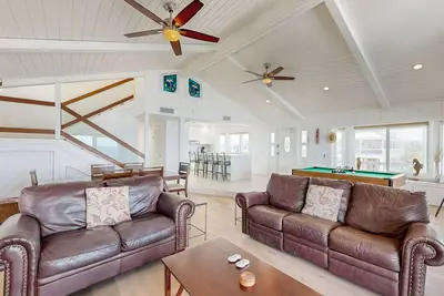 Image de Dazzling Bayfront Home w/ 2 Boat Docks, Huge Deck, 1 Kayak, Pool Table -1 Dog Ok
