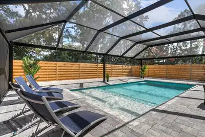 Image de Tropical paradise. New saltwater pool. 10 minute drive to Siesta Key Beach