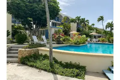 Image de Tropical one bedroom condo steps from pool.