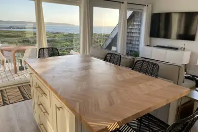 Image de Newly renovated Waterfront condo with amazing views, private beach, pool & more
