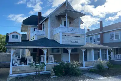 Image de Air conditioned Oak Bluffs Waterview Victorian. steps from beach. Big porch.