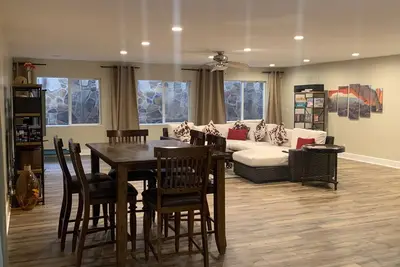 Image de Huge private entrance newly finished basement apartment