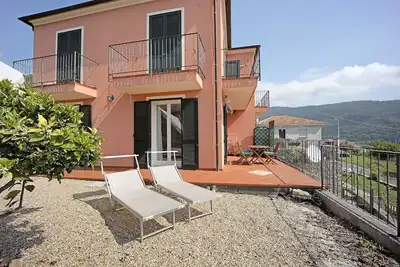 Image de Appartement \"Maison Laura\" avec vue sur mer, Wi-Fi, terrasse et jardin. Animaux admis