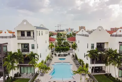 Image de Waterfront Coastal Bliss at Brightwater w/ Heated Pool and Game Room! Walk to the Beach | Beach Gear Included!