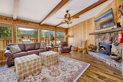 Image de Happy Bear Ski Haus Retreat w/ Hot Tub
