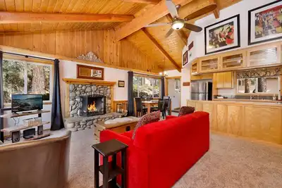 Image de Moulin Rouge Village Retreat w/ Hot Tub