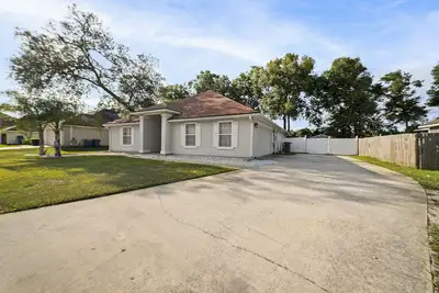 Image de ~Clear Skies_Sleeps 7_Spacious Home by Airport~