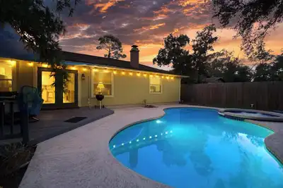 Image de ~Splash Hill Haven_Sleeps 10_Pool & Spa~