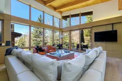Image de Luxury Golf Course Home by InvitedHome | Hike/Bike, Vail 4th of July Parade 2024