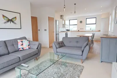 Image de Contemporary Large 2 Bedroom Apartment with Parking