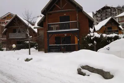 Image de bas de chalet avec jardinet devant