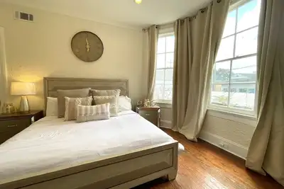 Image de Beautifully Restored Historic Gold Home 7 mins Fq!