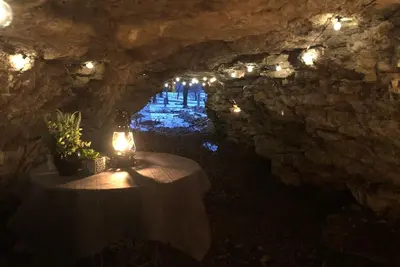 Image de The Wilderness Romance Retreat - Cave, Luxury Hot Tub, Hiking, 420-friendly!